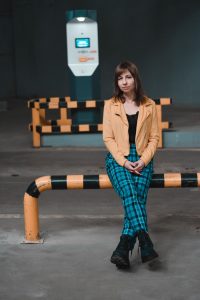 动漫剧场版免费电影封面，鲜艳色彩动画风格，少年冒险主题